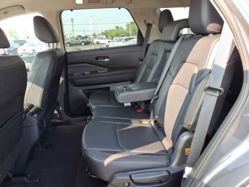 Used 2025 Nissan Pathfinder SL AWD/4WD image 9
