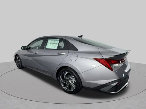 Used 2025 Hyundai Elantra SEL FWD image 6