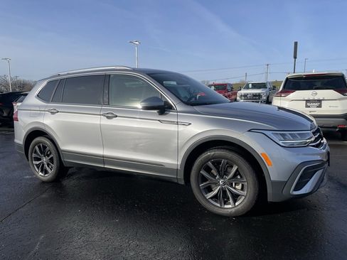 Used 2024 Volkswagen Tiguan SE image 2