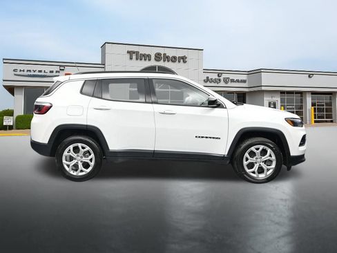 Used 2024 Jeep Compass Latitude w/ Convenience Group AWD/4WD image 6