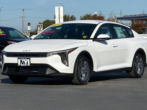 New 2025 Kia K4 LX image 8