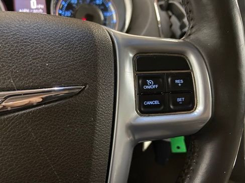 Used 2014 Chrysler Town & Country Touring image 56