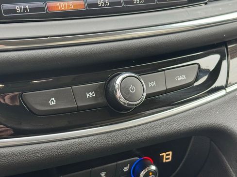 Used 2018 Buick Enclave Essence image 21