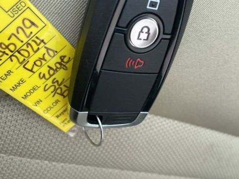 Used 2024 Ford Edge SE w/ Black Appearance Package image 11