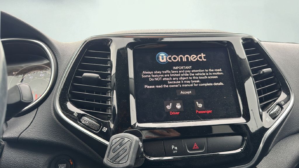 Used 2019 Jeep Cherokee Limited AWD/4WD image 18
