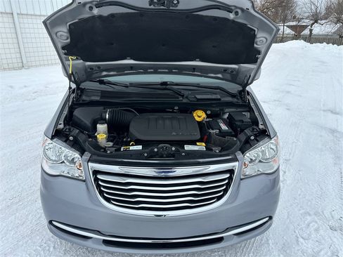 Used 2016 Chrysler Town & Country LX image 11