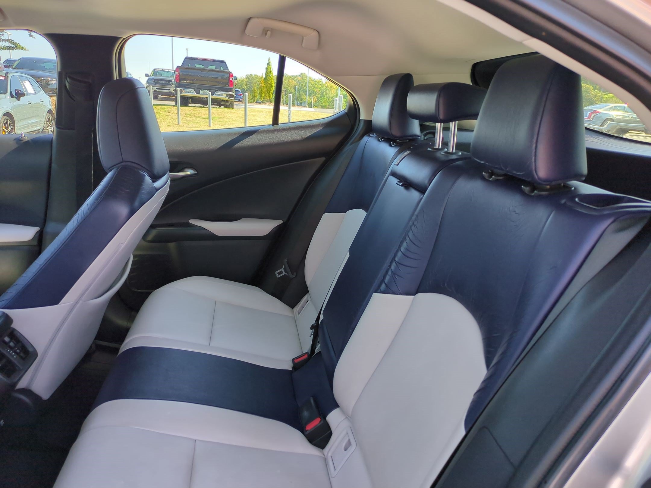 Used 2020 Lexus UX 250h w/ Premium Package AWD/4WD image 31