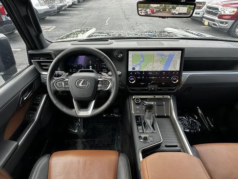 Used 2024 Lexus GX 550 w/ Accessory Package (Z1) AWD/4WD image 13