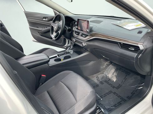 Used 2025 Nissan Altima 2.5 SV FWD image 13