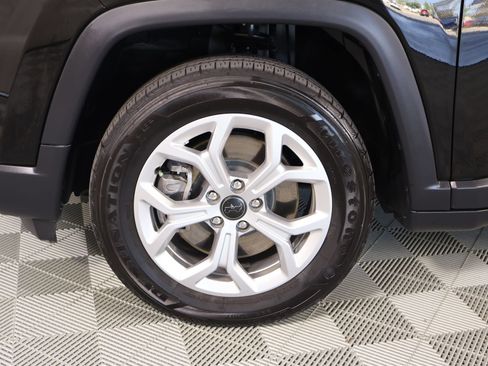 Used 2025 Jeep Compass Latitude AWD/4WD image 17
