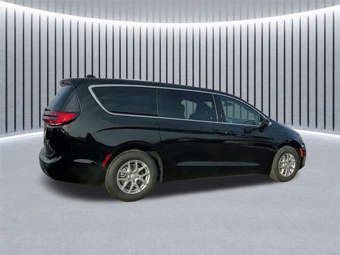 New 2026 Chrysler Pacifica Select image 7