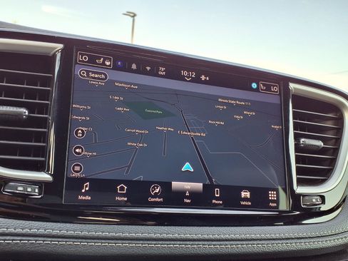 Used 2024 Chrysler Pacifica Limited FWD image 3