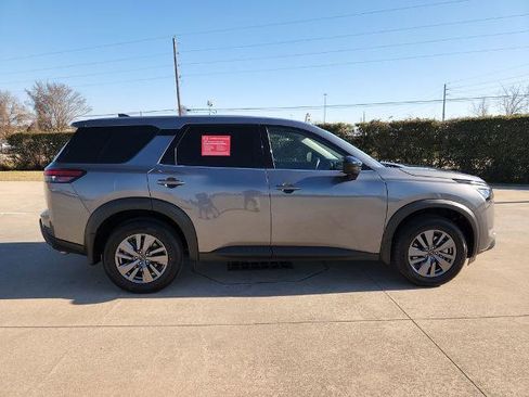 Certified 2025 Nissan Pathfinder S image 4