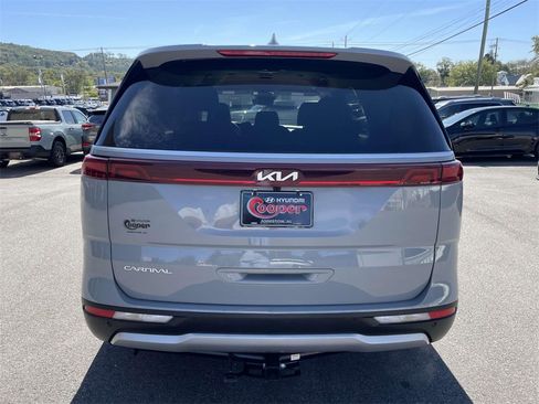 Used 2024 Kia Carnival EX image 3