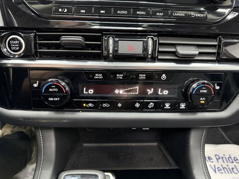 Used 2023 Nissan Pathfinder SL AWD/4WD image 19