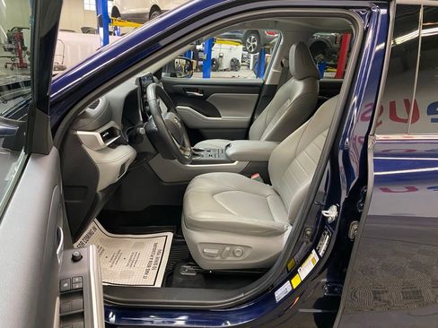 Used 2022 Toyota Highlander XLE image 18