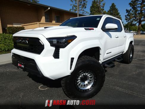 Used 2025 Toyota Tacoma TRD Sport AWD/4WD image 13