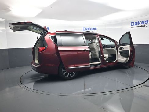 Used 2018 Chrysler Pacifica Limited image 55