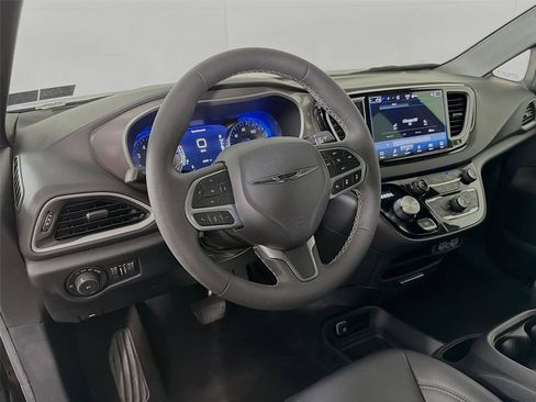 Used 2025 Chrysler Pacifica Select FWD image 16