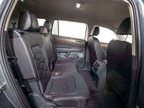 Used 2025 Volkswagen Atlas SE image 8