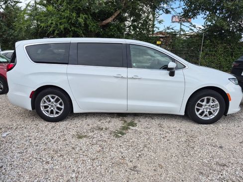 Used 2023 Chrysler Pacifica Touring-L FWD image 5
