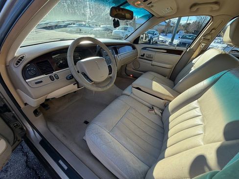 Used 2006 Lincoln Town Car Signature image 9