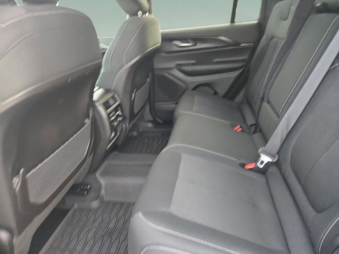 Used 2025 Jeep Grand Cherokee Laredo X image 21