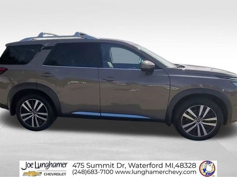 Used 2024 Nissan Pathfinder Platinum w/ Cargo Package AWD/4WD image 10