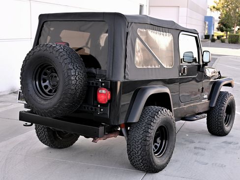 Used 2005 Jeep Wrangler Unlimited w/ Security Group AWD/4WD image 7