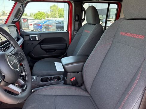 Used 2025 Jeep Wrangler Unlimited Rubicon w/ Convenience Group AWD/4WD image 5