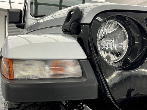 Used 2022 Jeep Gladiator Willys image 30