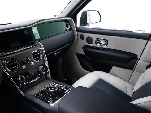 Used 2026 Rolls-Royce Cullinan AWD/4WD image 36