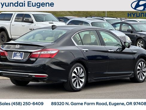 Used 2017 Honda Accord Touring image 3