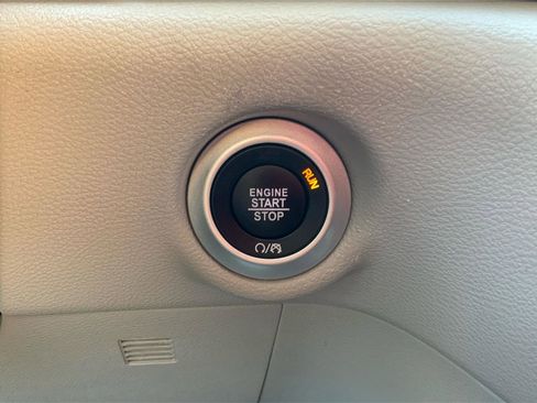 Used 2023 Chrysler Pacifica Touring-L FWD image 35