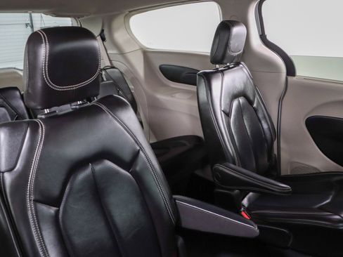 Used 2023 Chrysler Pacifica Touring-L FWD image 29