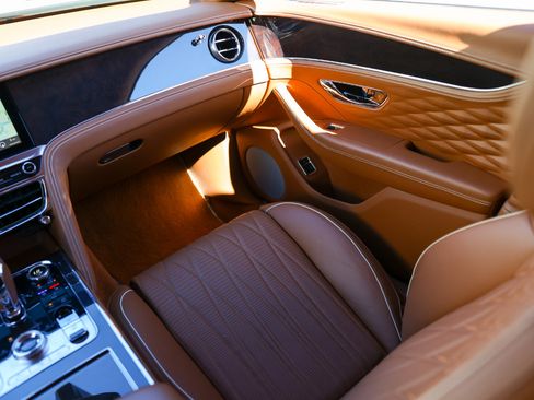 Used 2021 Bentley Flying Spur W12 image 24