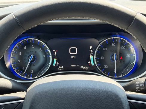 Used 2023 Chrysler Pacifica Touring-L FWD image 21