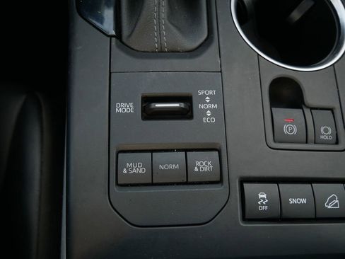 Used 2022 Toyota Highlander XLE image 18