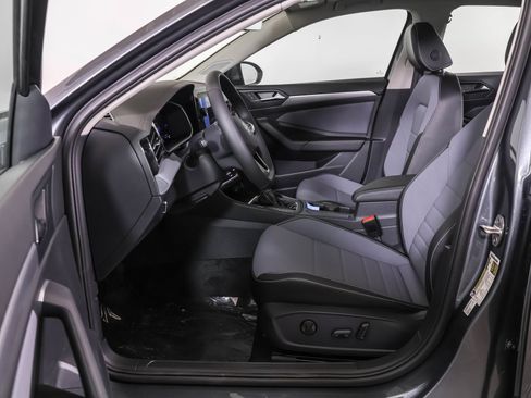 Used 2026 Volkswagen Jetta SE FWD image 5