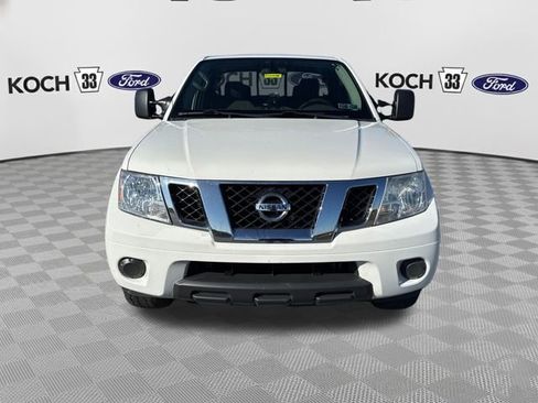 Used 2019 Nissan Frontier SV image 2