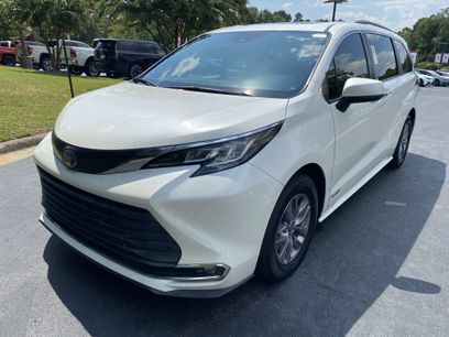 Certified 2021 Toyota Sienna XLE