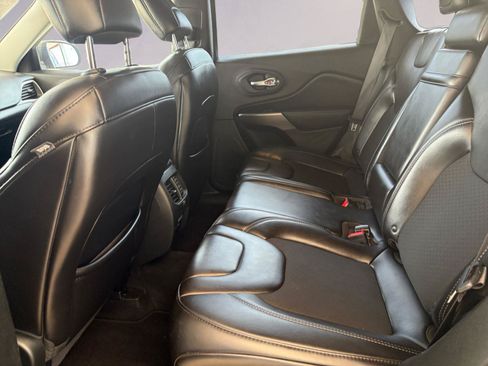 Used 2019 Jeep Cherokee Latitude Plus FWD image 13