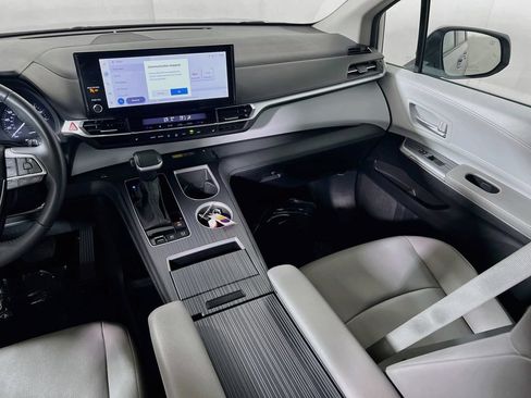 Certified 2025 Toyota Sienna XLE FWD image 21