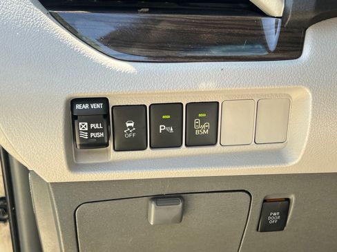 Used 2015 Toyota Sienna XLE w/ XLE Navigation Package FWD image 27