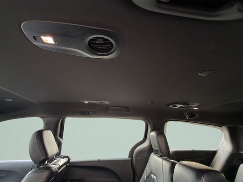 Used 2018 Chrysler Pacifica Touring-L Plus w/ Advanced Safetytec Group FWD image 27