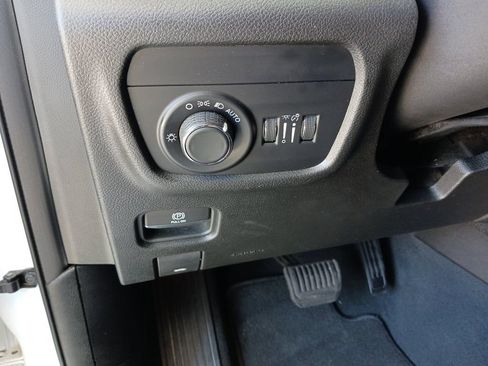 Used 2023 Jeep Grand Cherokee Laredo RWD image 35