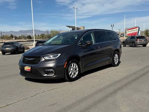 Used 2023 Chrysler Pacifica Touring-L image 1