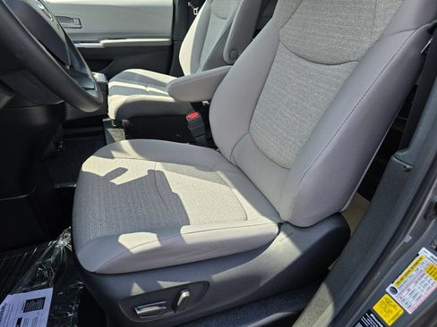 Used 2026 Toyota Sienna LE FWD image 4