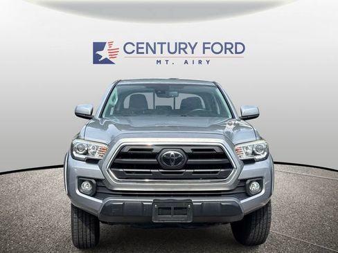 Used 2018 Toyota Tacoma SR5 w/ Four Season Floor Mat Package AWD/4WD image 2