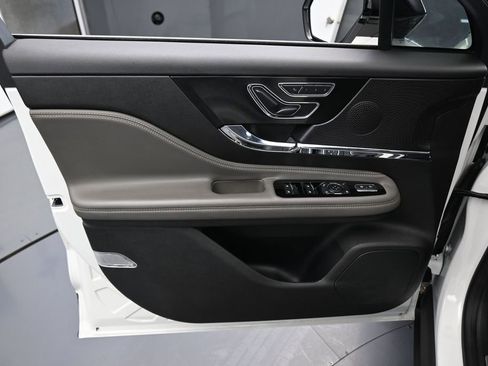 Used 2023 Lincoln Corsair Reserve AWD/4WD image 12